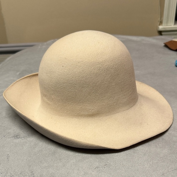 Elegant Adolfo II Cream Women's Hat - Picture 2 of 5